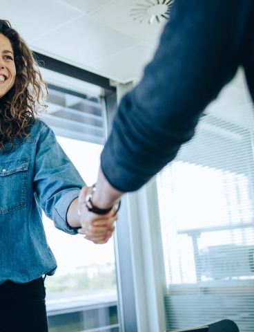 Poignée de main professionnelle entre client et conseiller DIAGNOSTIX